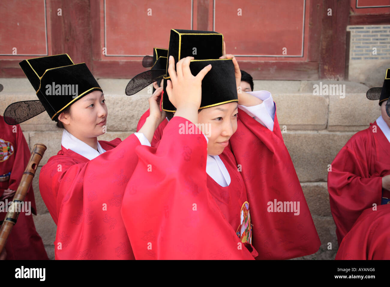 South Korea-Seoul-Schauspieler in historischen Kostümen vorbereiten re Inkraftsetzung der königliche Prozession am Changgyeonggung eine fünf Stockfoto
