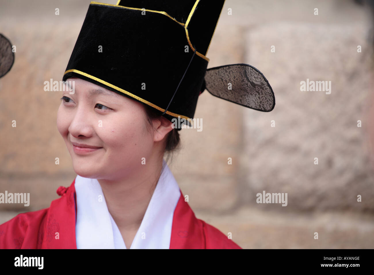 South Korea-Seoul-Schauspieler in historischen Kostümen vorbereiten re Inkraftsetzung der königliche Prozession am Changgyeonggung eine fünf Stockfoto