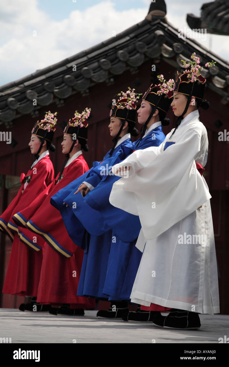 South Korea-Seoul-Schauspieler in historischen Kostümen führen Sie re Inkraftsetzung der königliche Prozession am Changgyeonggung eine fünf Stockfoto