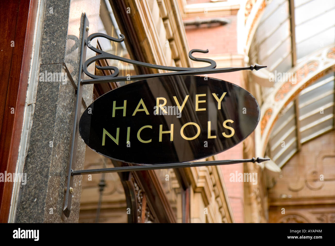 Harvey Nichols Schild am Victoria Viertel, Leeds, West Yorkshire, Großbritannien Stockfoto
