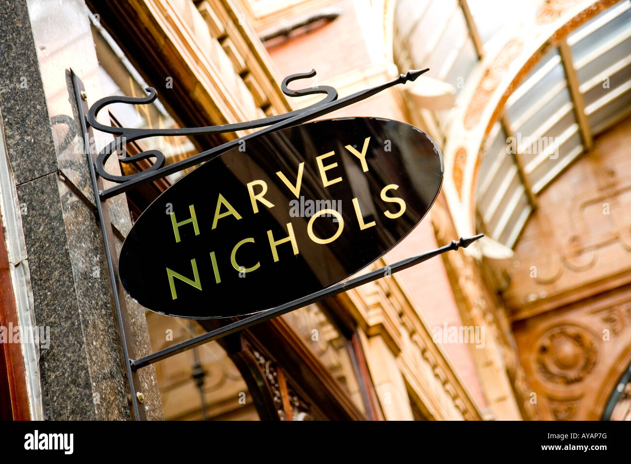 Harvey Nichols Schild am Victoria Viertel, Leeds, West Yorkshire, Großbritannien Stockfoto