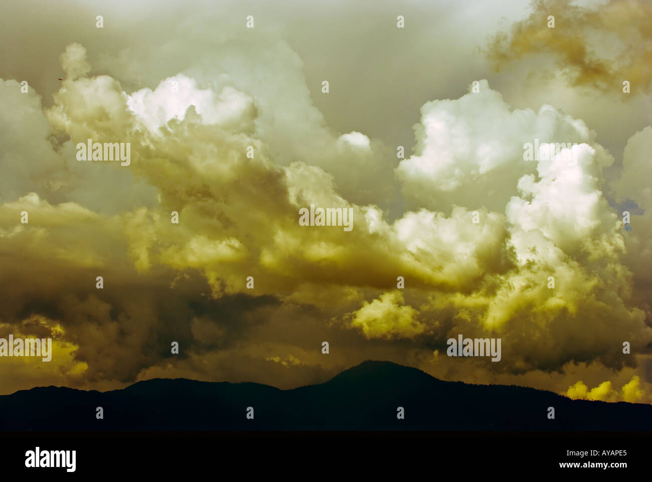 Wolkenbildung und stürmischen Himmel über Kathmandu Stockfoto