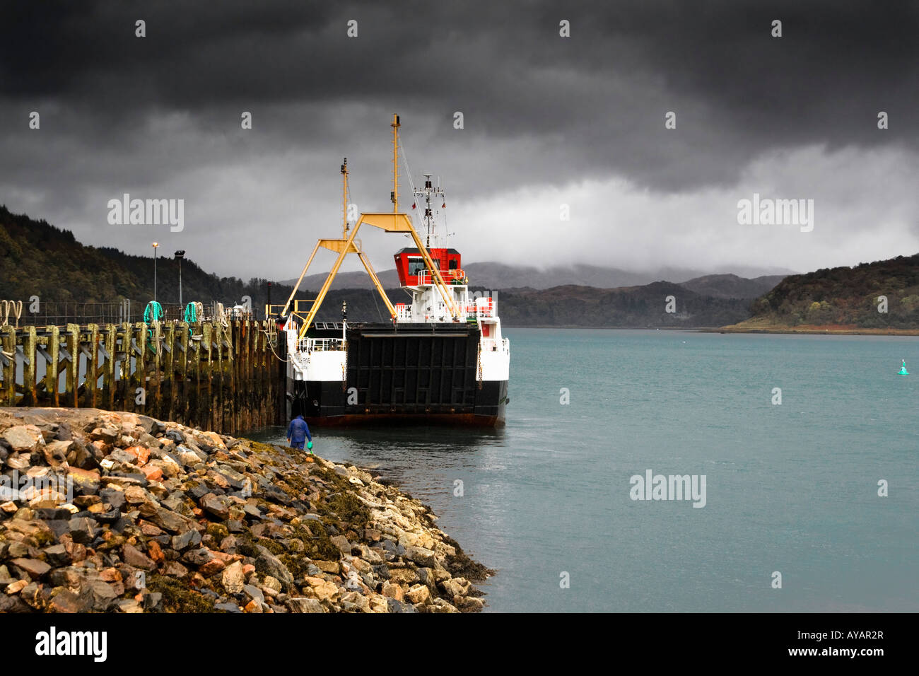 Boot am Steg, Lochaline, Schottland Stockfoto