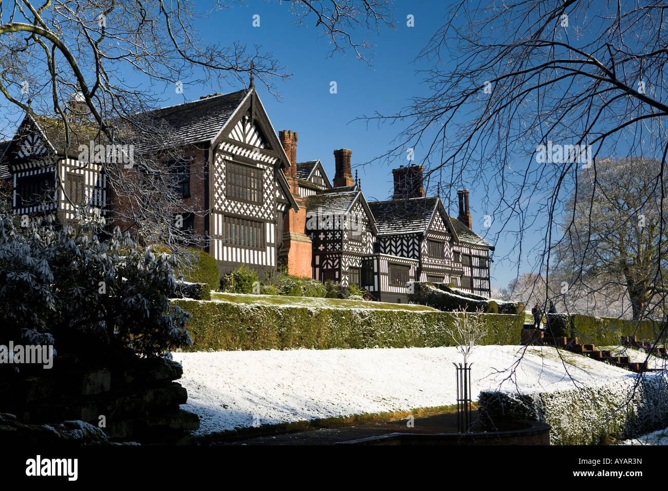 UK Cheshire Stockport Bramhall Park Bramall Hall im Winter nach Sturz des Schnees Stockfoto