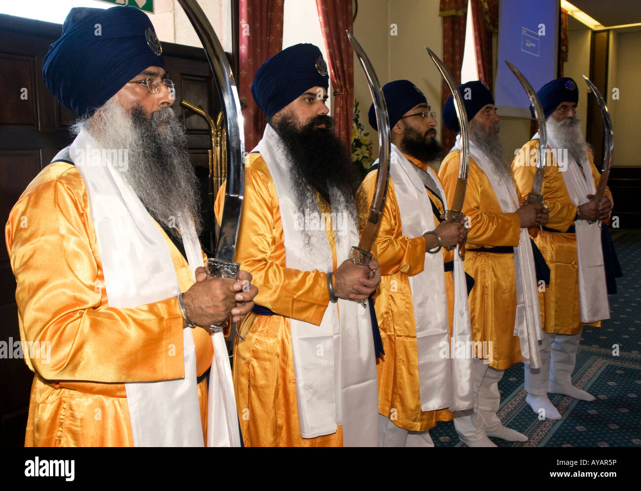 The Pure Ones, Khalsa während der Vaisakhi-Feierlichkeiten, Sri Guru Singh Sabha, Hounslow, Middlesex, Großbritannien. 30. März 2008. Stockfoto