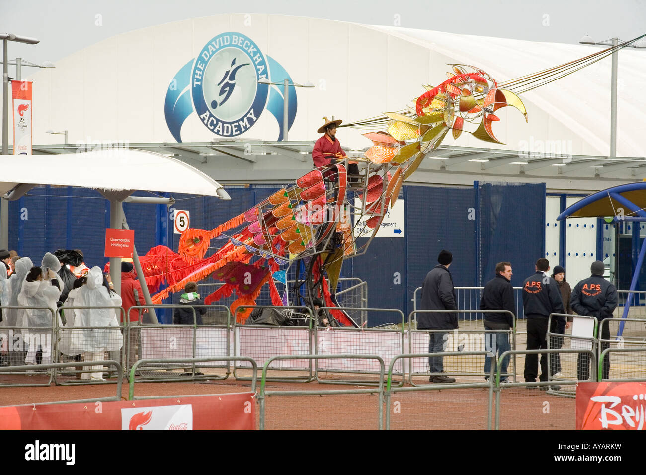 Mechanische rote Riesenvogel unterhalten die Massen warten auf die Beijing Olympische Fackel in Greenwich London übergeben. Stockfoto