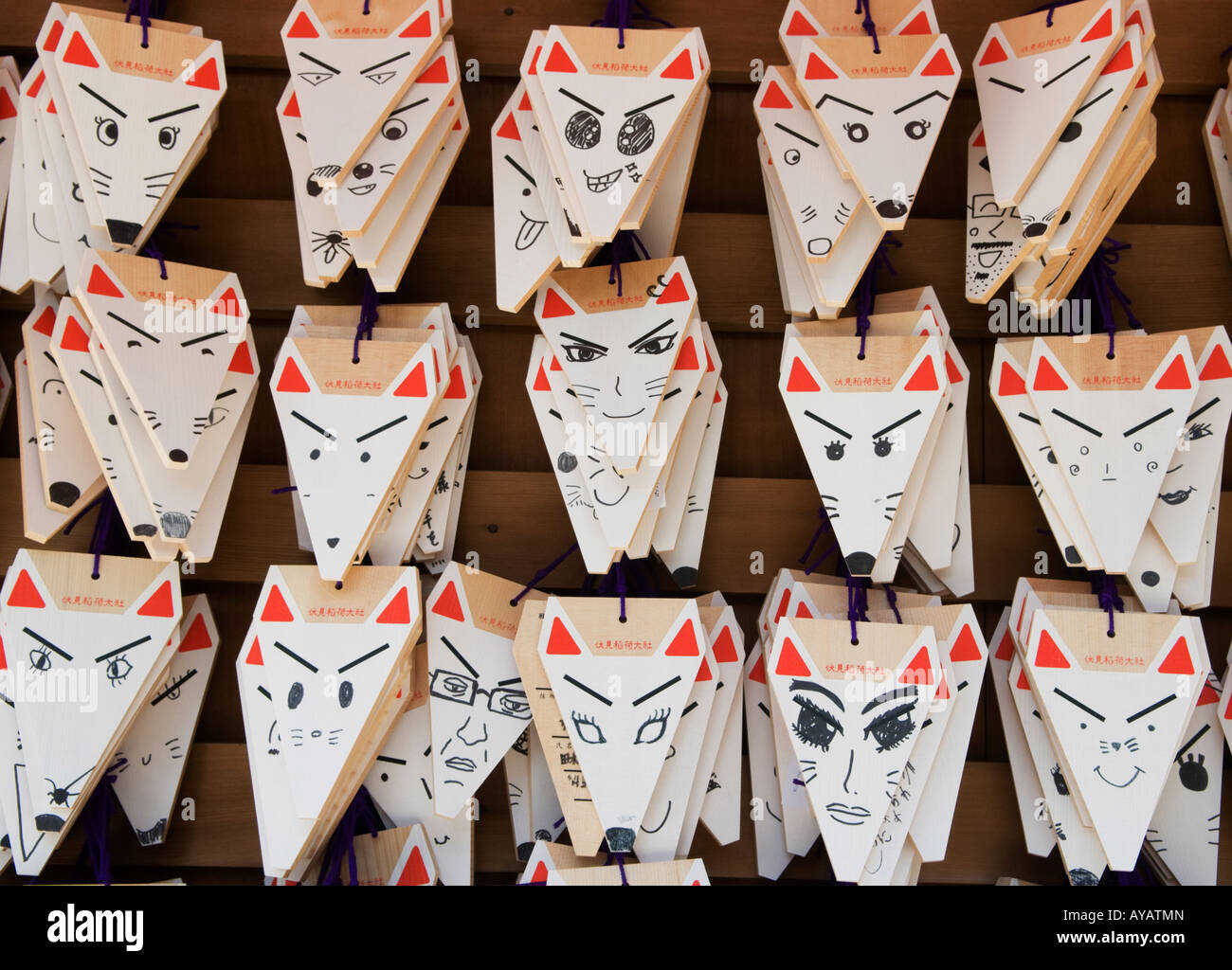 "Omikuji Holzblöcke mit wünschen in Form eines Fuchses im Fushimi Inari Kyoto Japan" Stockfoto