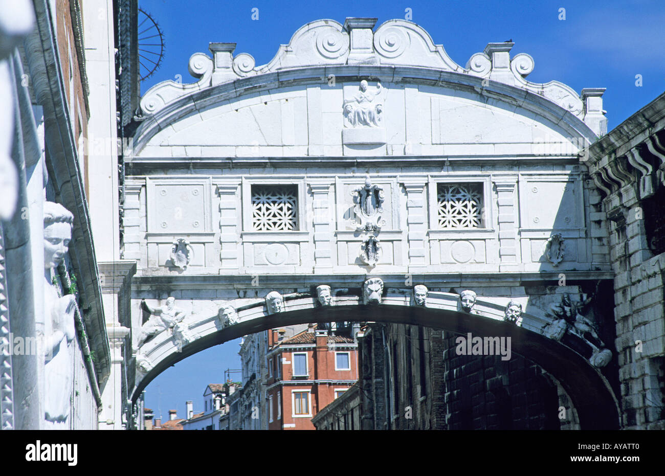 Seufzerbrücke Nahaufnahme rot, weiß und blau Stockfoto
