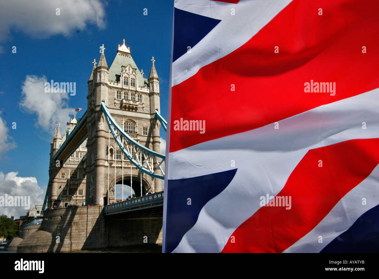 London Brücke Union Jack Themse Stockfoto