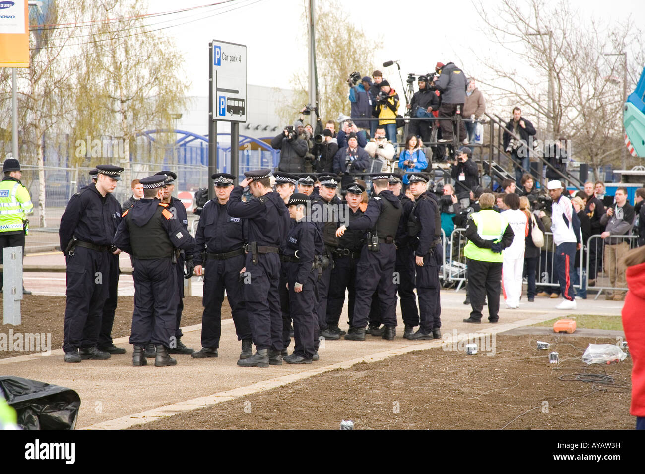 Die großen Polizeipräsenz schützen die Beijing Olympische Fackel in London am 6. April 2008 Stockfoto