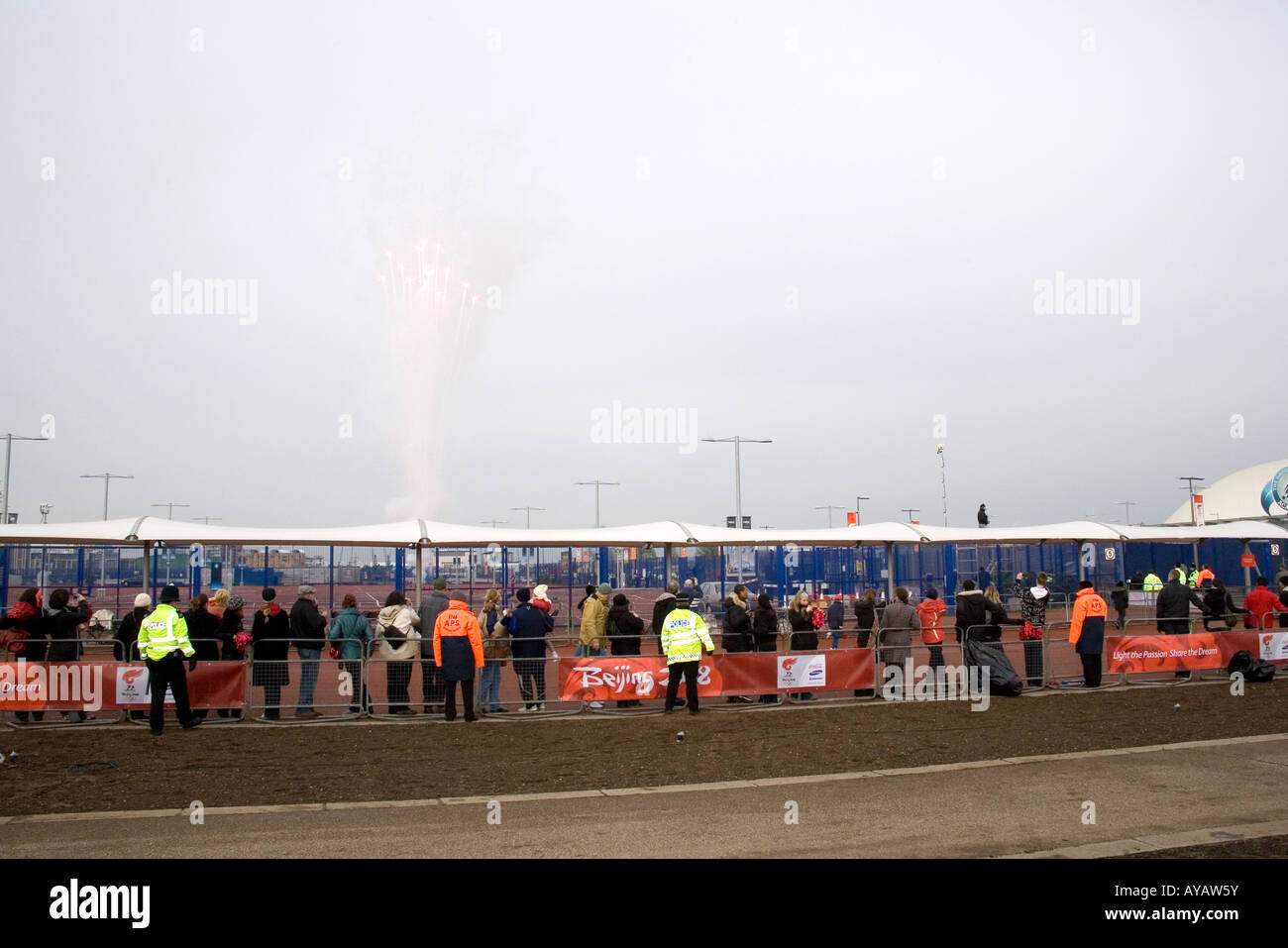 Feuerwerk wird als die Olympische Fackel in der Greenwich kommt dock am Ende der Olympischen Fackel-Prozession. Stockfoto