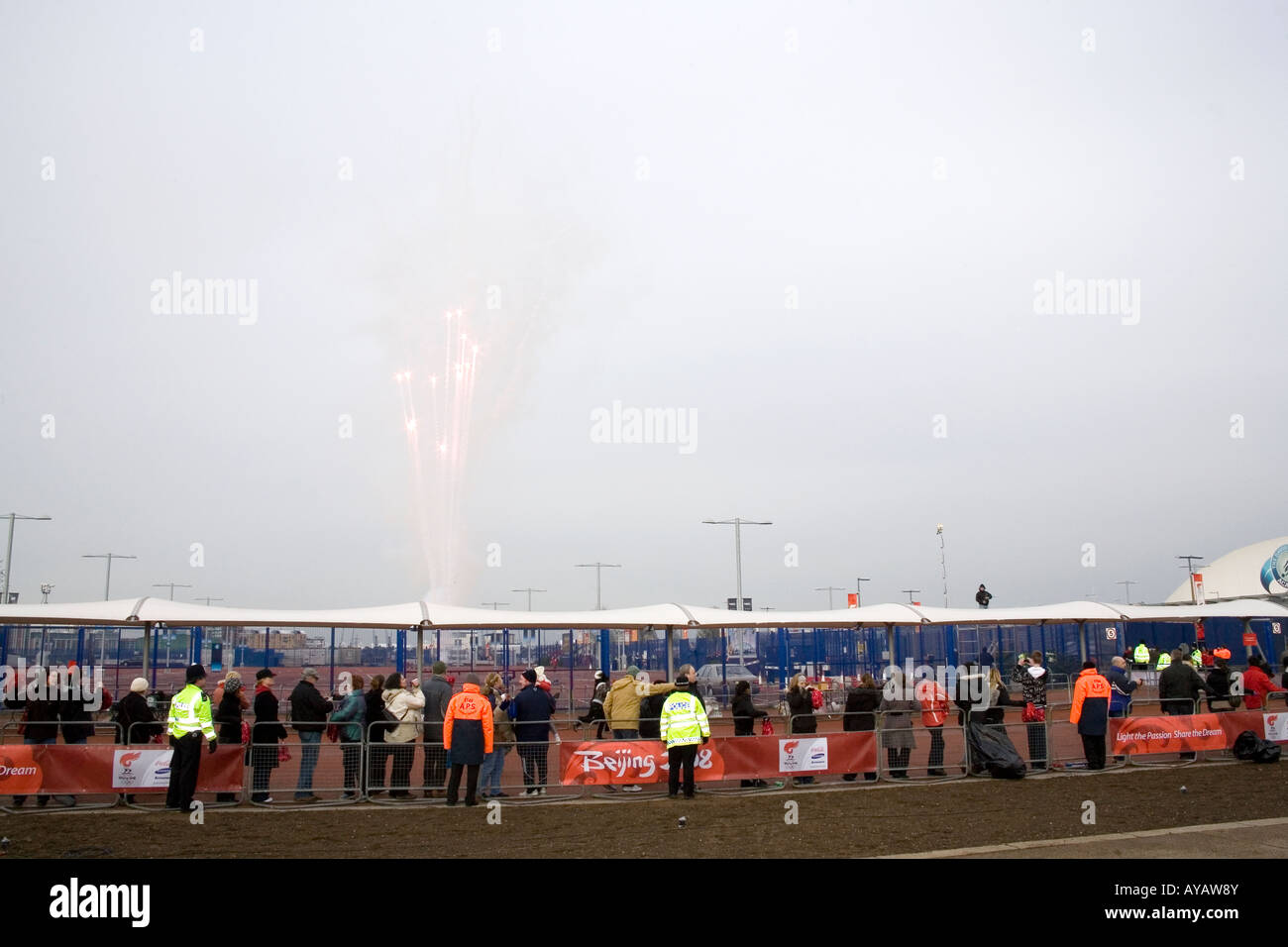Feuerwerk wird als die Olympische Fackel in der Greenwich kommt dock am Ende der Olympischen Fackel-Prozession. Stockfoto