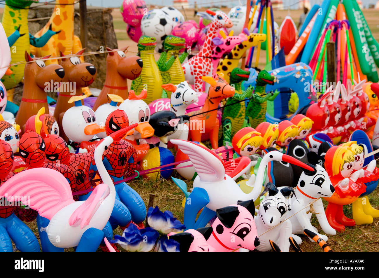 Aufblasbare Tiere und Spielzeug für den Verkauf auf dem Strand in Colombo, Sri Lanka. Stockfoto