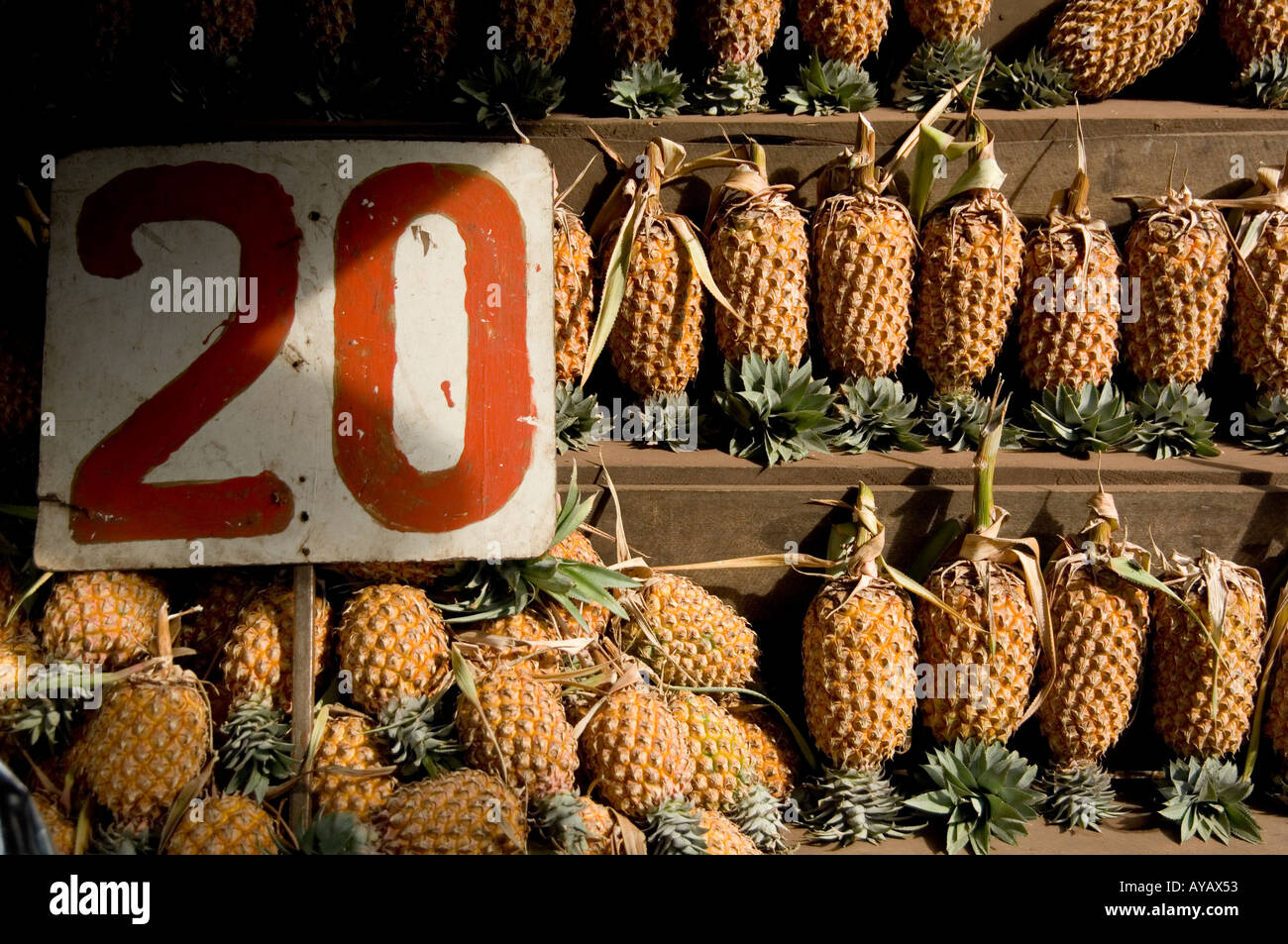 Ananas zum Verkauf in Sri Lanka am Straßenrand stall 20 Rupien. Stockfoto