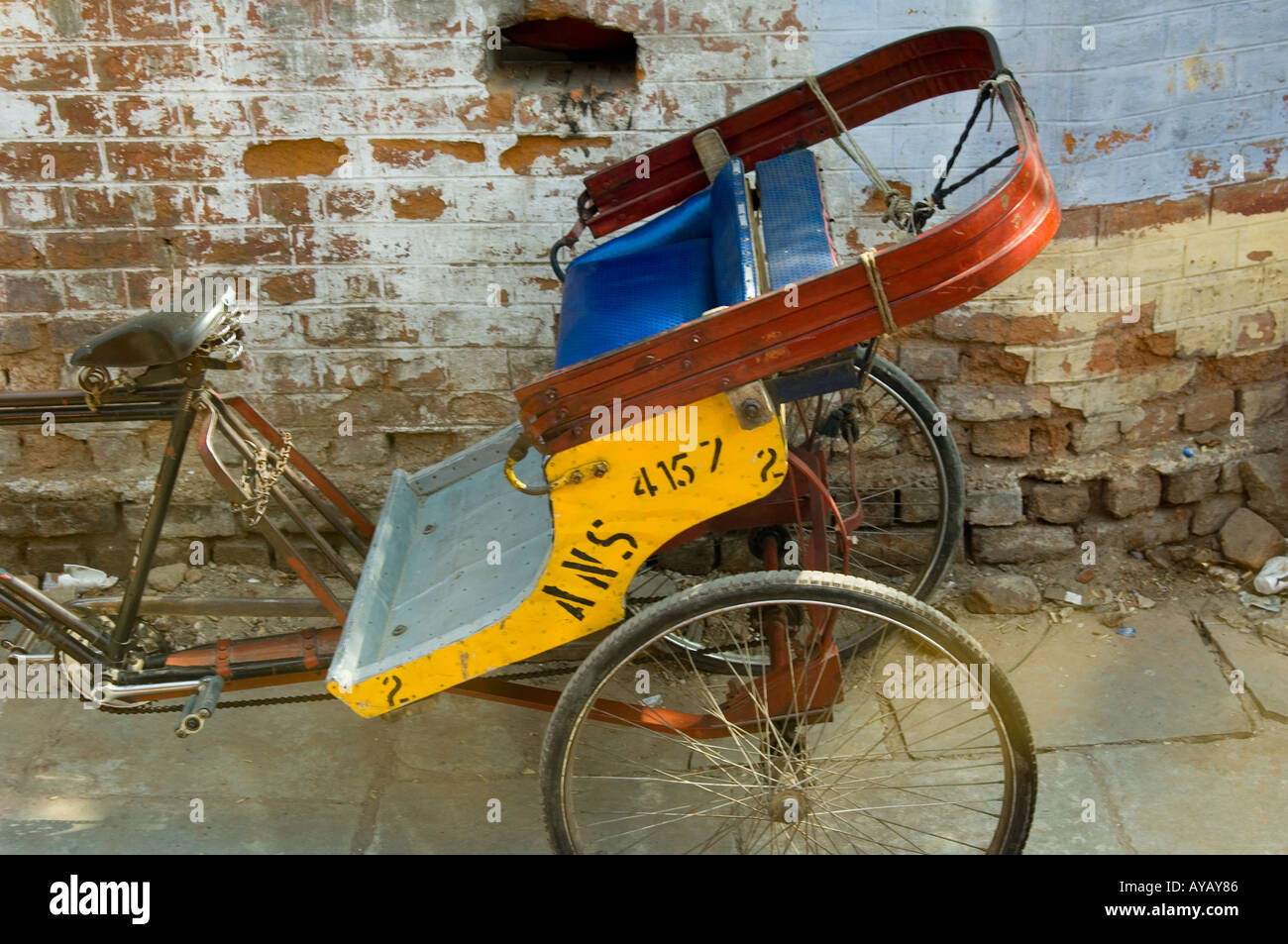 Fahrrad-Rikscha mit geschmücktem Sitz, vor der Jama Masjid Moschee in Alt-Delhi, Indien. Stockfoto