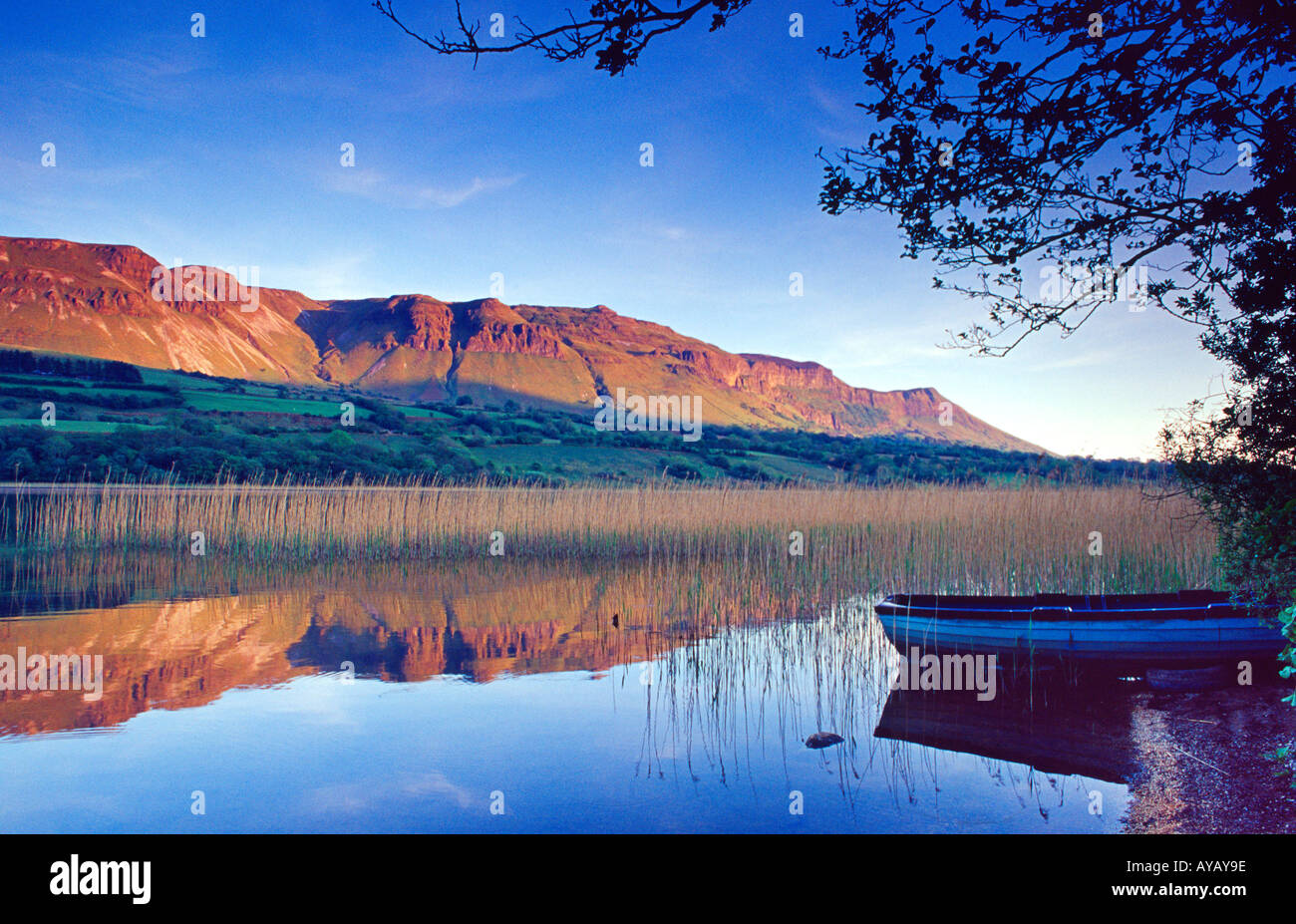 Boot und Reflexion des Castlegal Berges Glencar Lough, Co. Sligo, Irland. Stockfoto