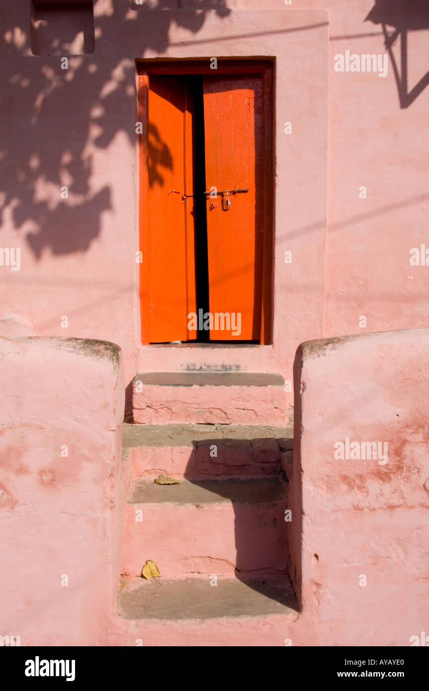 Terrakotta farbigen Stufen hinauf auf eine orange lackierte Tür, in der Nähe von Taj Mahal, Agra, Indien Stockfoto