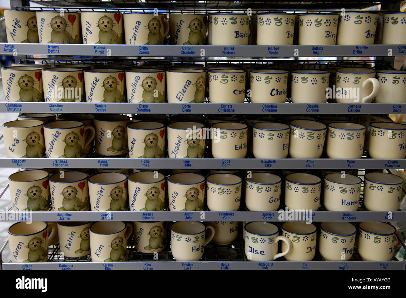 Mädchen-Namen Tassen Deutschland Denise Dorothea Heidi Imke Isabell Jennifer Johanna Julia Stockfoto