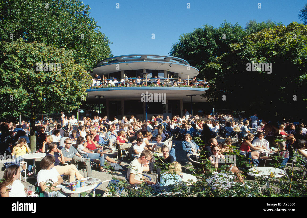 Kühle Getränke an heißen Tagen im Vondelpark im Café. Amsterdam Stockfoto