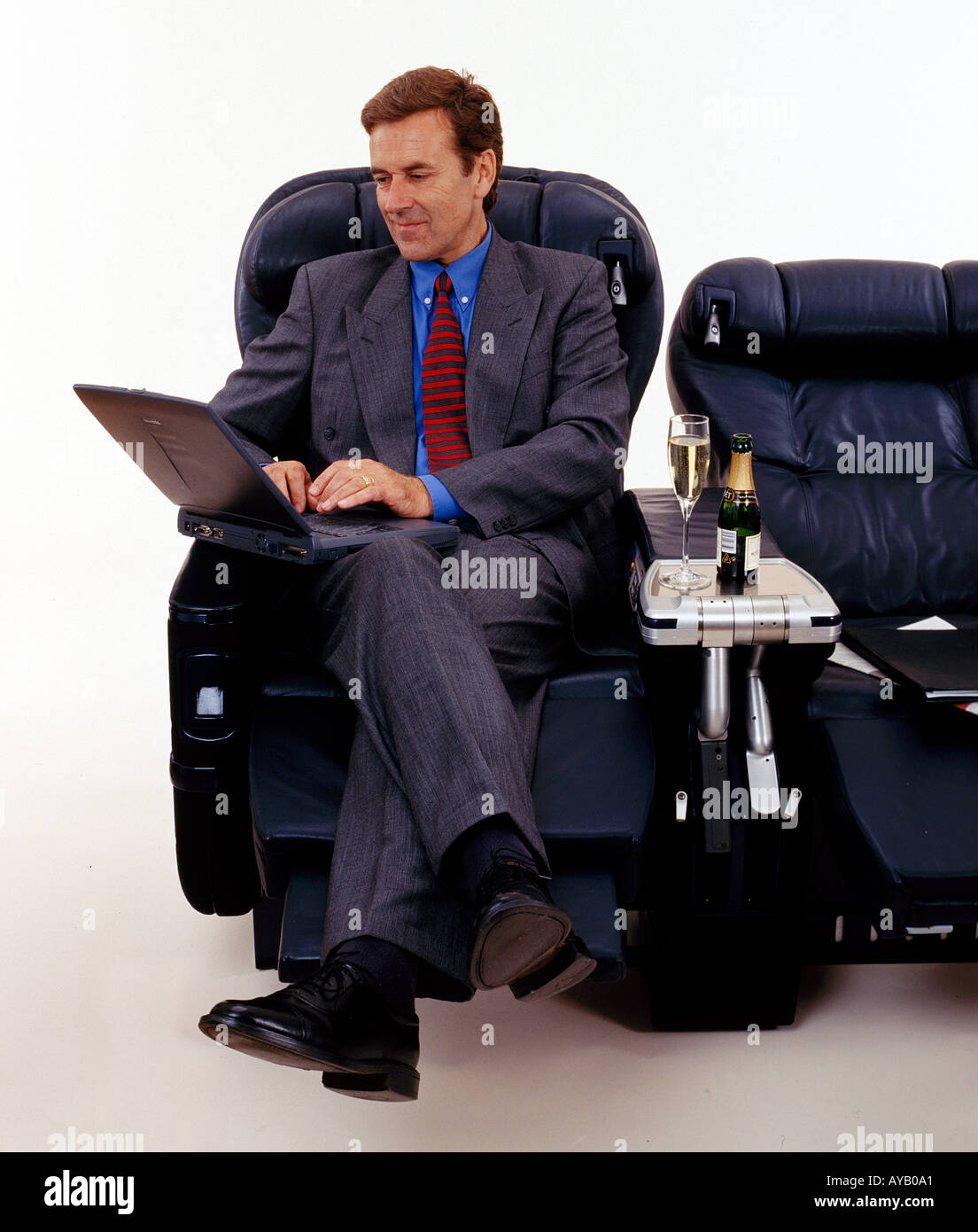 Geschäftsmann unterwegs mit Laptop-Computer sitzen in der First Class Stockfoto