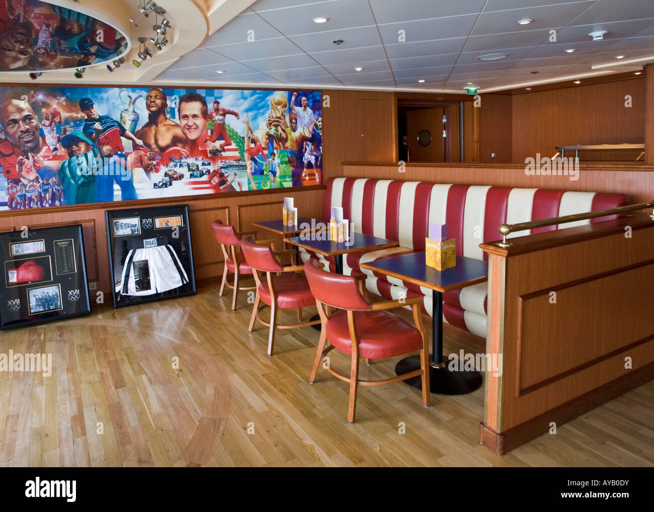 Sport-Bar an Bord eines Kreuzfahrtschiffes. Stockfoto