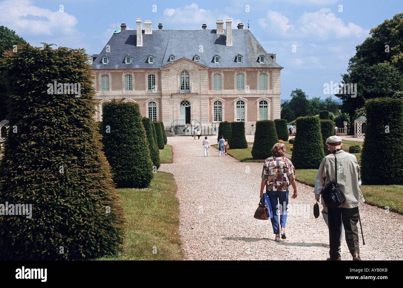 Chateau de Vendeuvre Exterior View up Drive People Walking on Drive Stockfoto