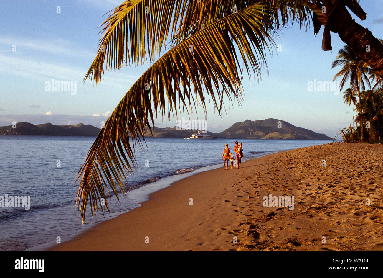 Strand in Nevis bei Sonnenuntergang mit Insel St. Kitts hinter Stockfoto