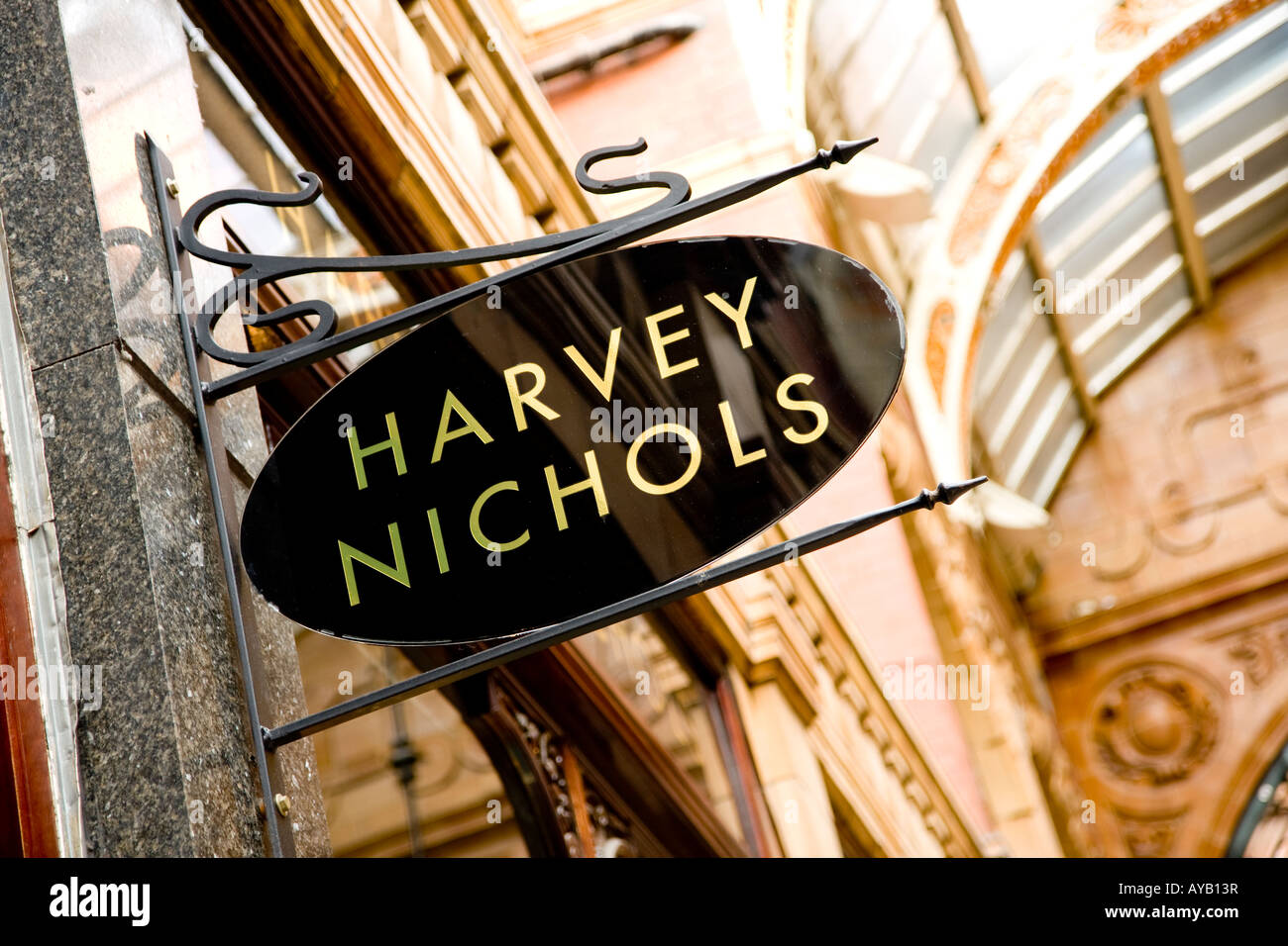 Harvey Nichols Schild am Victoria Viertel, Leeds, West Yorkshire, Großbritannien Stockfoto