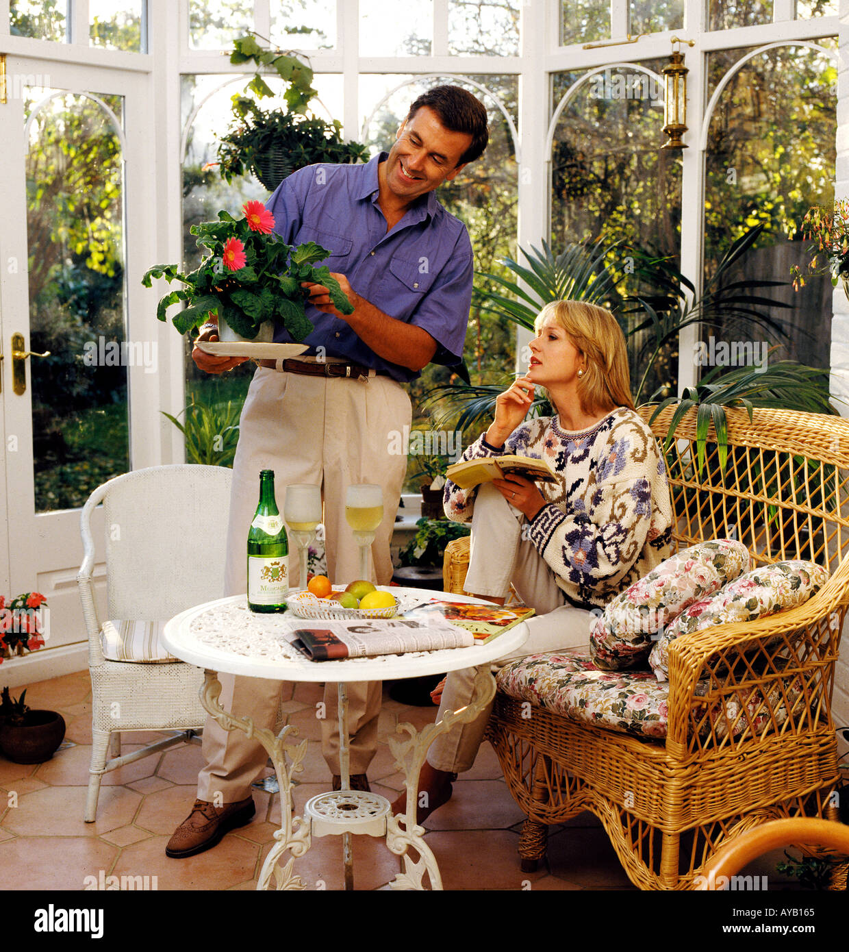 Paar im Wintergarten Pflanzen betrachten Stockfoto