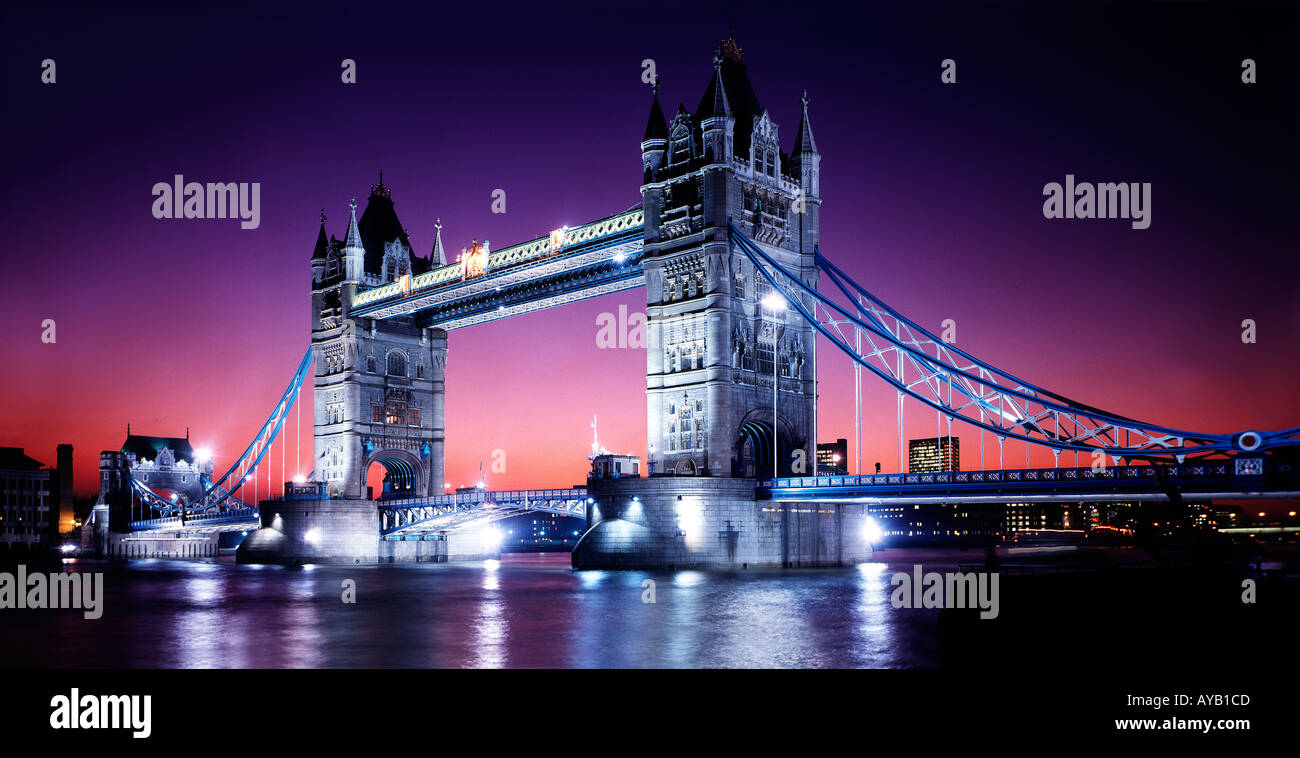 London Tower Bridge bei Nacht. Stockfoto