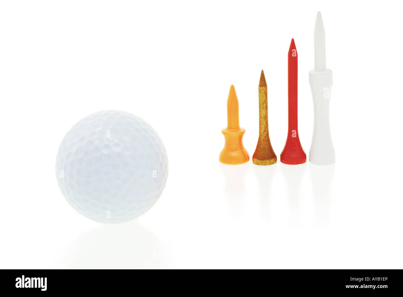 Golfball und Tees in verschiedenen Größen auf weißem Hintergrund Stockfoto