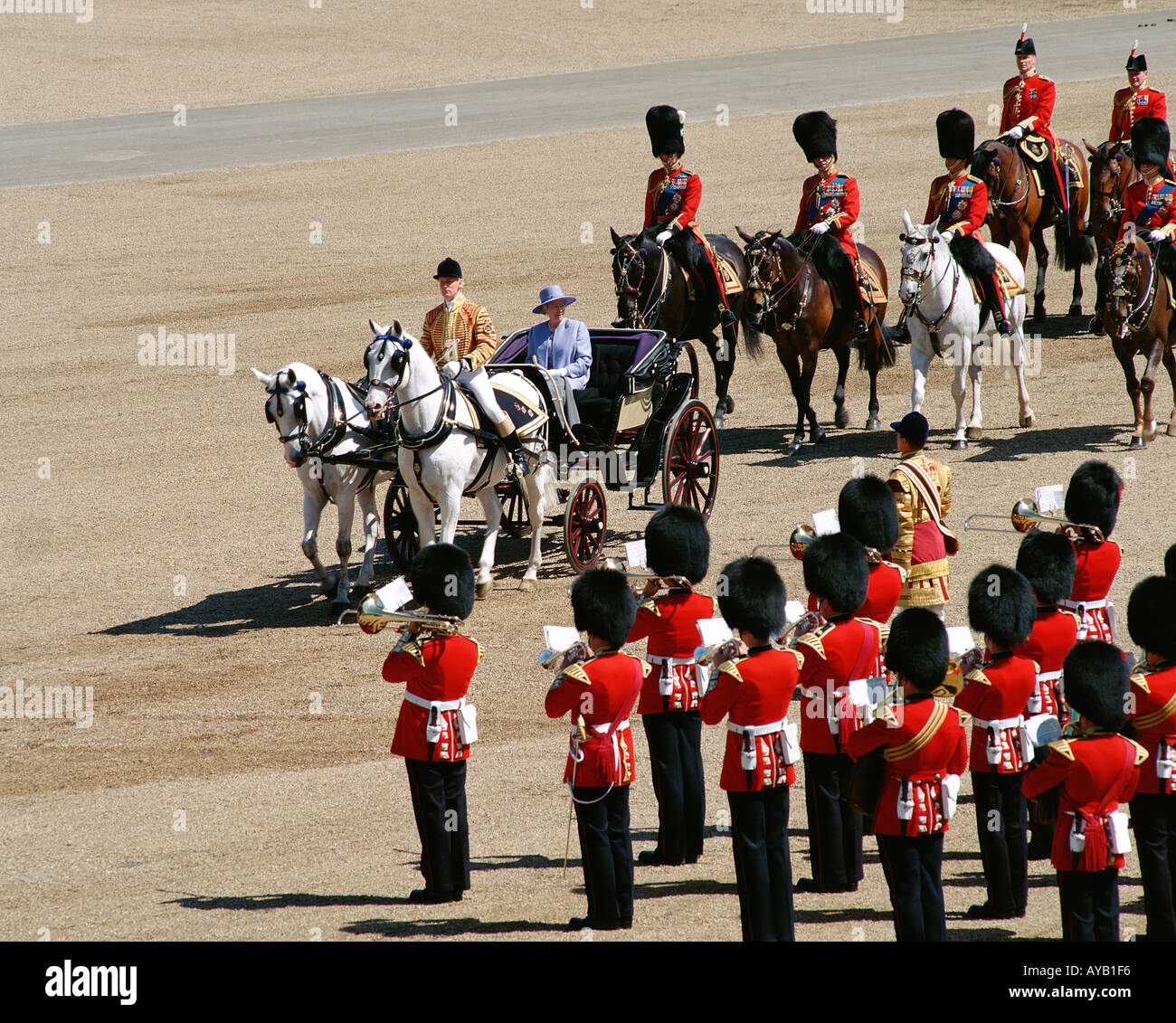 Königin Elizabeth II auf die Trooping der Strukturglas am Horseguards Parade in London Stockfoto