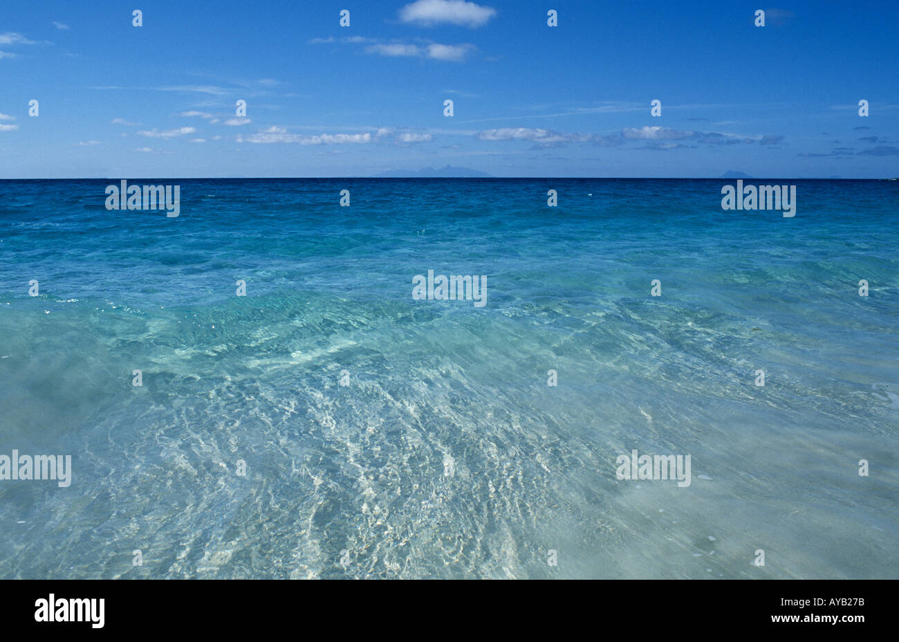 Flaches Meereshorizont und Himmel Stockfoto