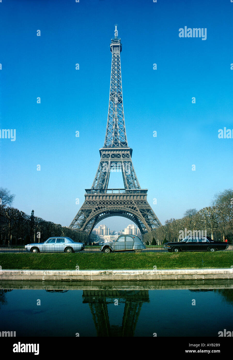 Eiffelturm Paris mit Citroen 2CV Stockfoto