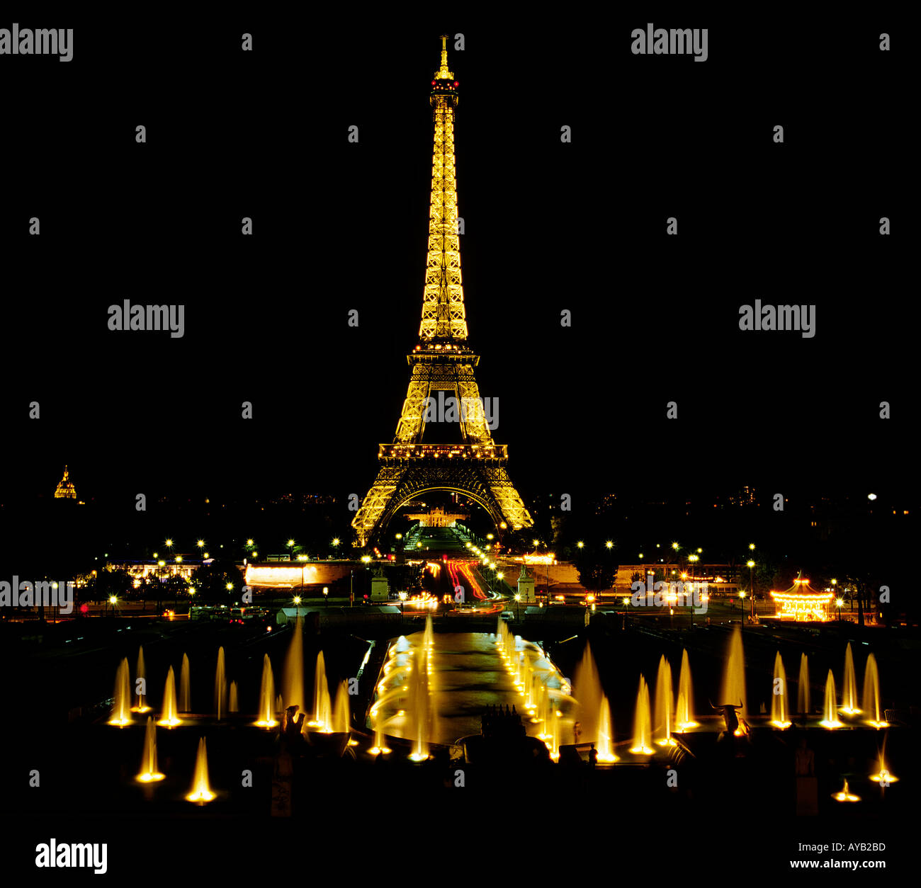 Eiffelturm Paris nachts beleuchtet Stockfoto
