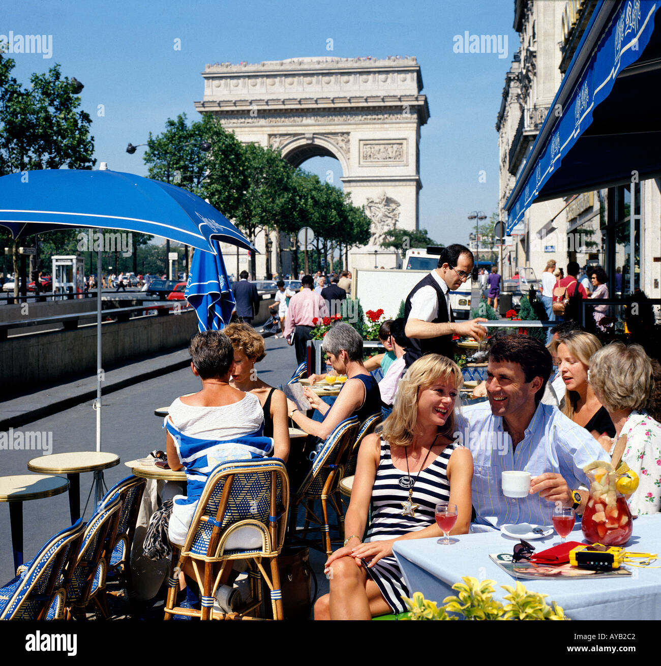 Parisien Cafe Szene auf den Champs-Elysees in der Nähe des Arc de Triomphe Stockfoto