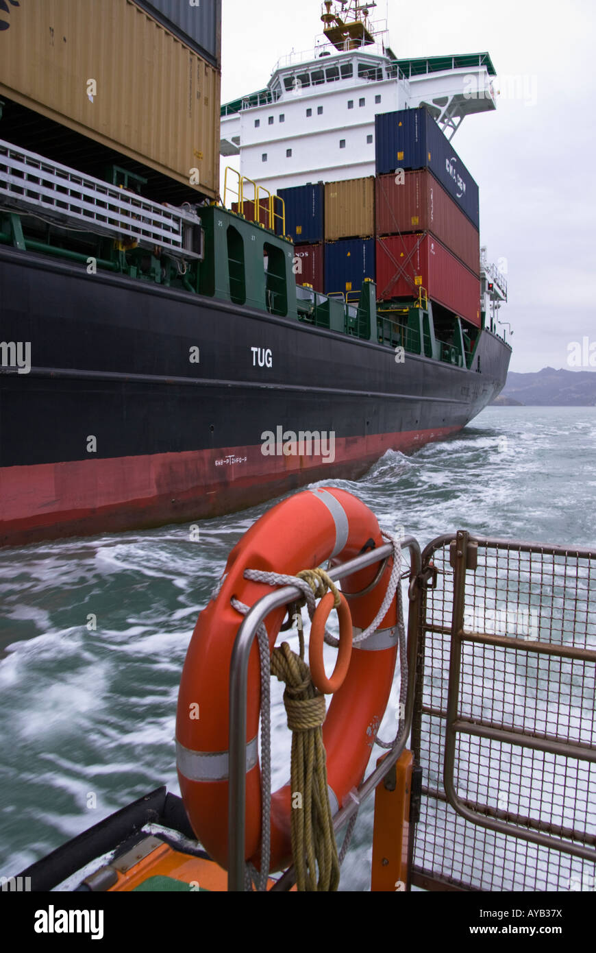 Hintere Ende ein Containerschiff aus dem Lotsenboot kommen neben das Schiff, der Pilot zu sammeln Stockfoto