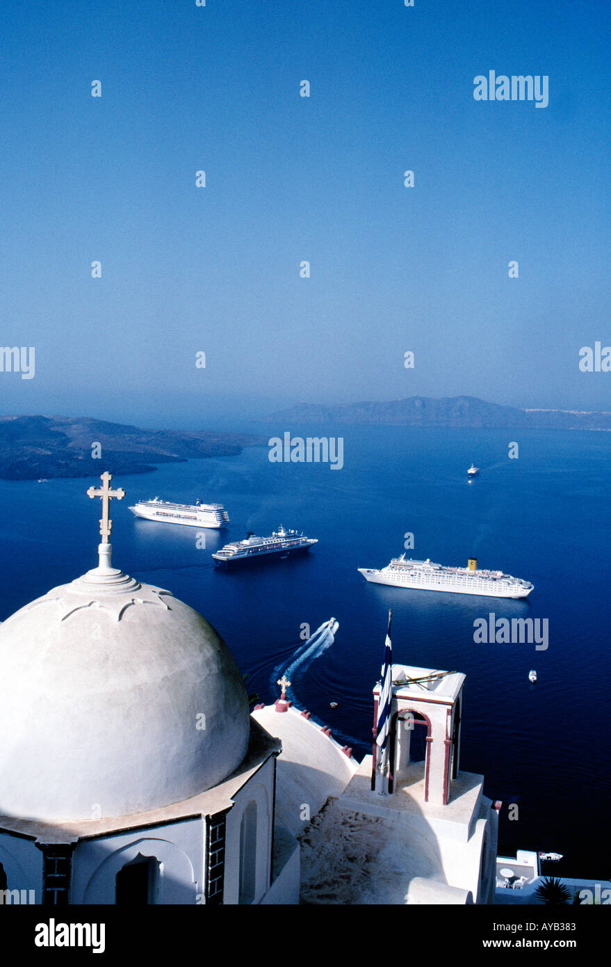Blick von Thira Santorini, die Kreuzfahrtschiffe in der Bucht von unten Stockfoto