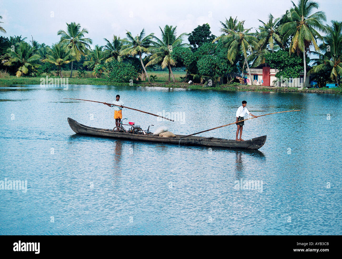 Kerala-Fluss mit Boot und Menschen.  Indien Stockfoto