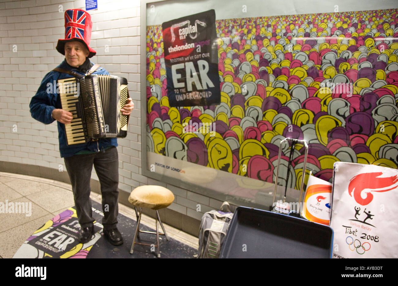 Straßenmusikant In dumme Union Jack Flagge Hut der U-Bahn London-Großbritannien-Europa Stockfoto