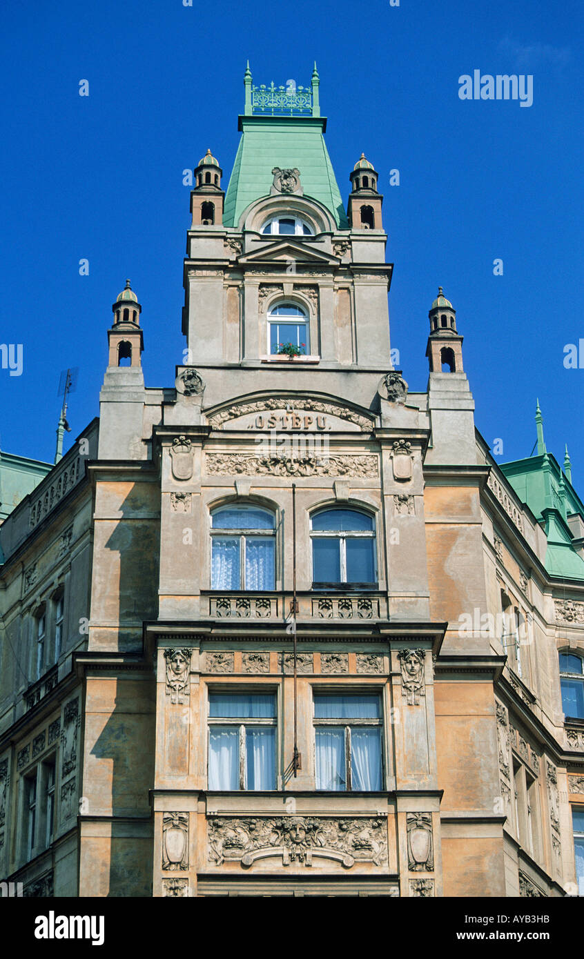 Jugendstil-Wohnungen an der Vezenska Street gegenüber der spanischen Synagoge in der Josefstadt (Josefov) Gegend von Prag Stockfoto