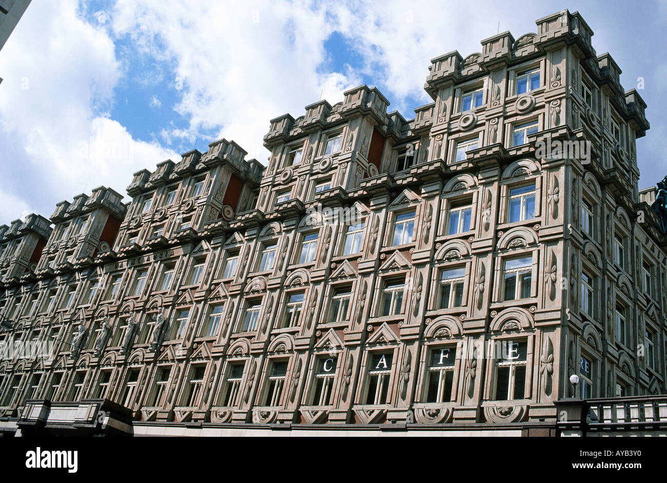 Palac Adrie oder Adria Palastgebäude auf Narodni Trida oder nationalen Avenue Prag verziert mit sozial eingestellte Skulptur ist es, ein Beispiel für die kurzlebige Baustil nannte Rondo Kubismus aus dem Keller, Vaclav Havel und seine Kollegen war unter der Regie des Kurs der Samtenen Revolution im November 1989 Stockfoto