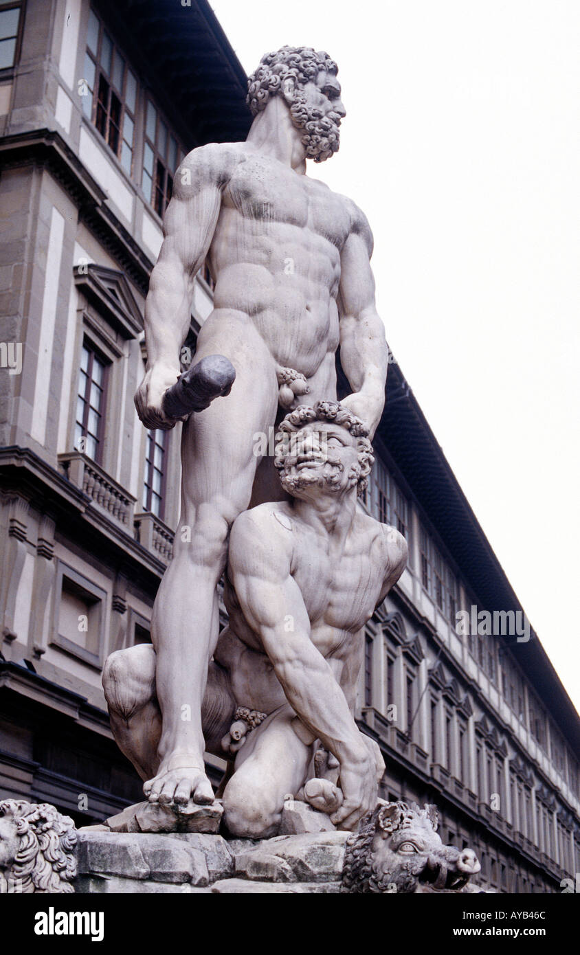 Statue von Herkules und Cascus nach Bandinelli am Eingang zum Palazzo Vecchio. Florenz Stockfoto