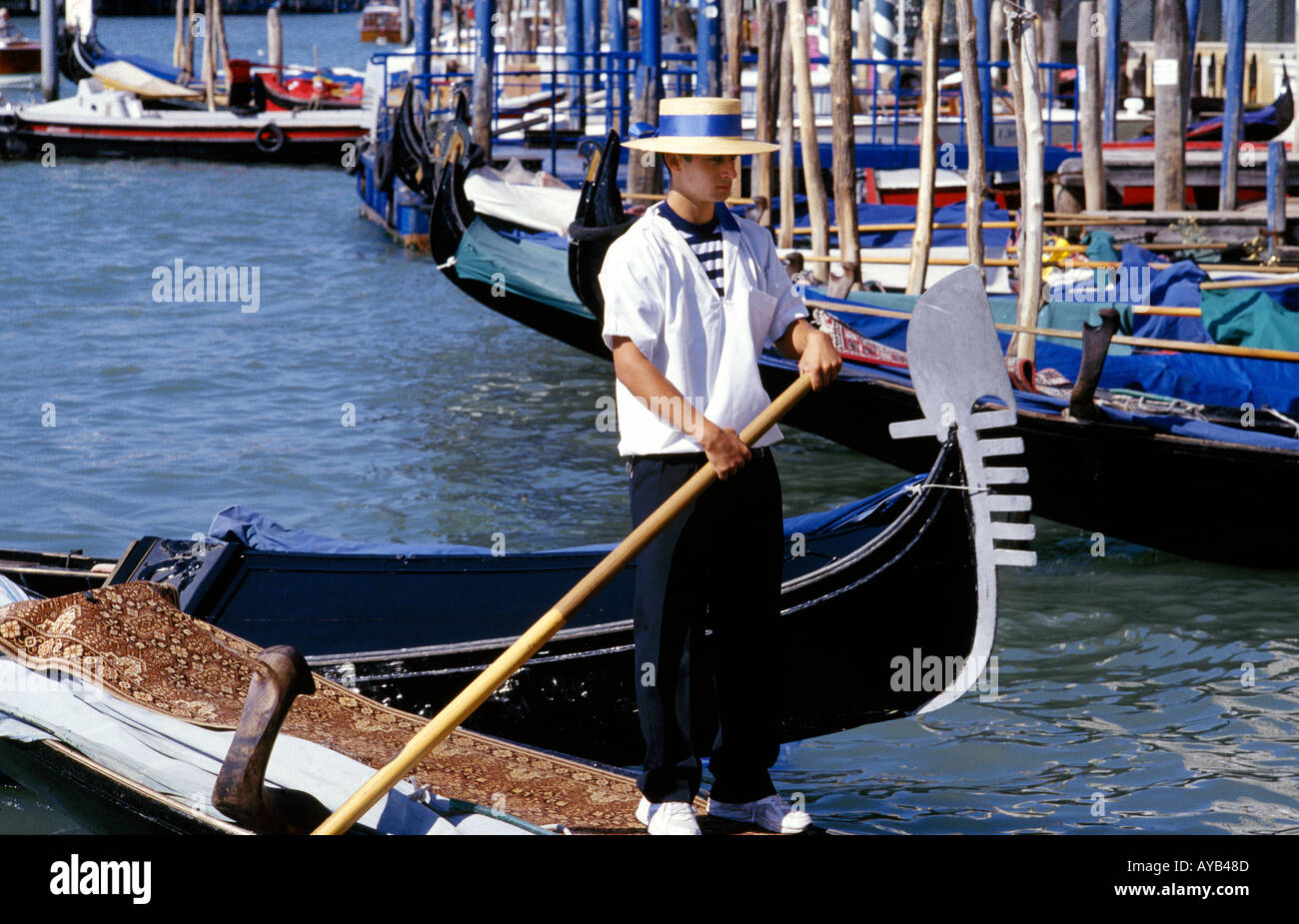 Eine junge Gondoliere festmachen einer Gondel in Venedig Waterfront. Stockfoto
