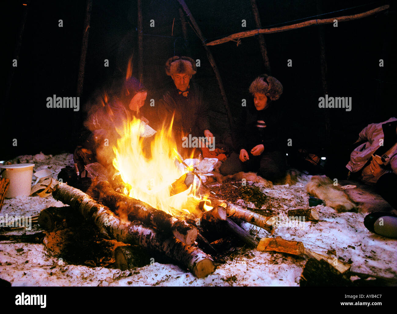 Jäger machen Lebensmittel im Zelt Lappland Stockfoto