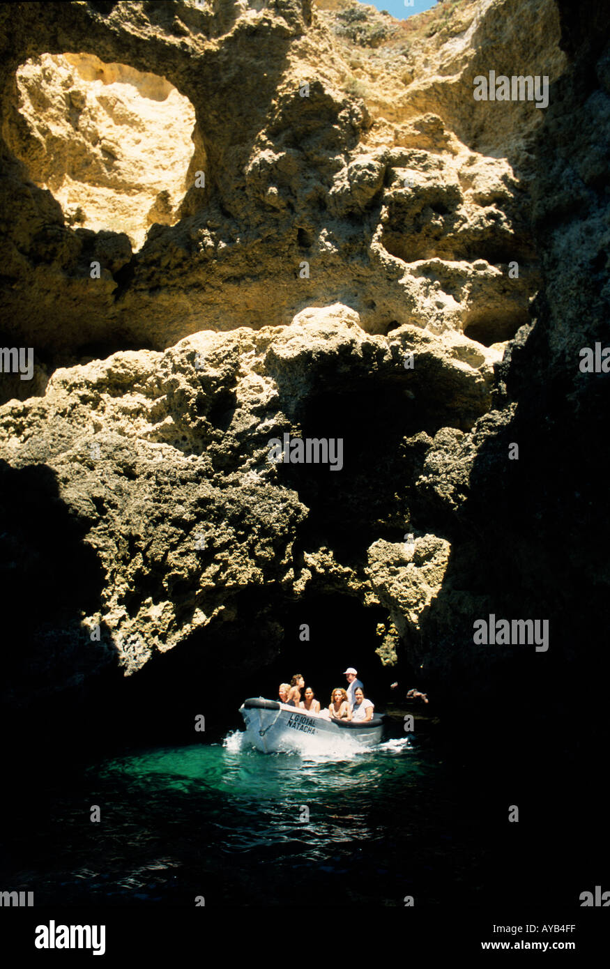Lagos Portugal Bootstour durch das Meer Höhlen Stockfoto