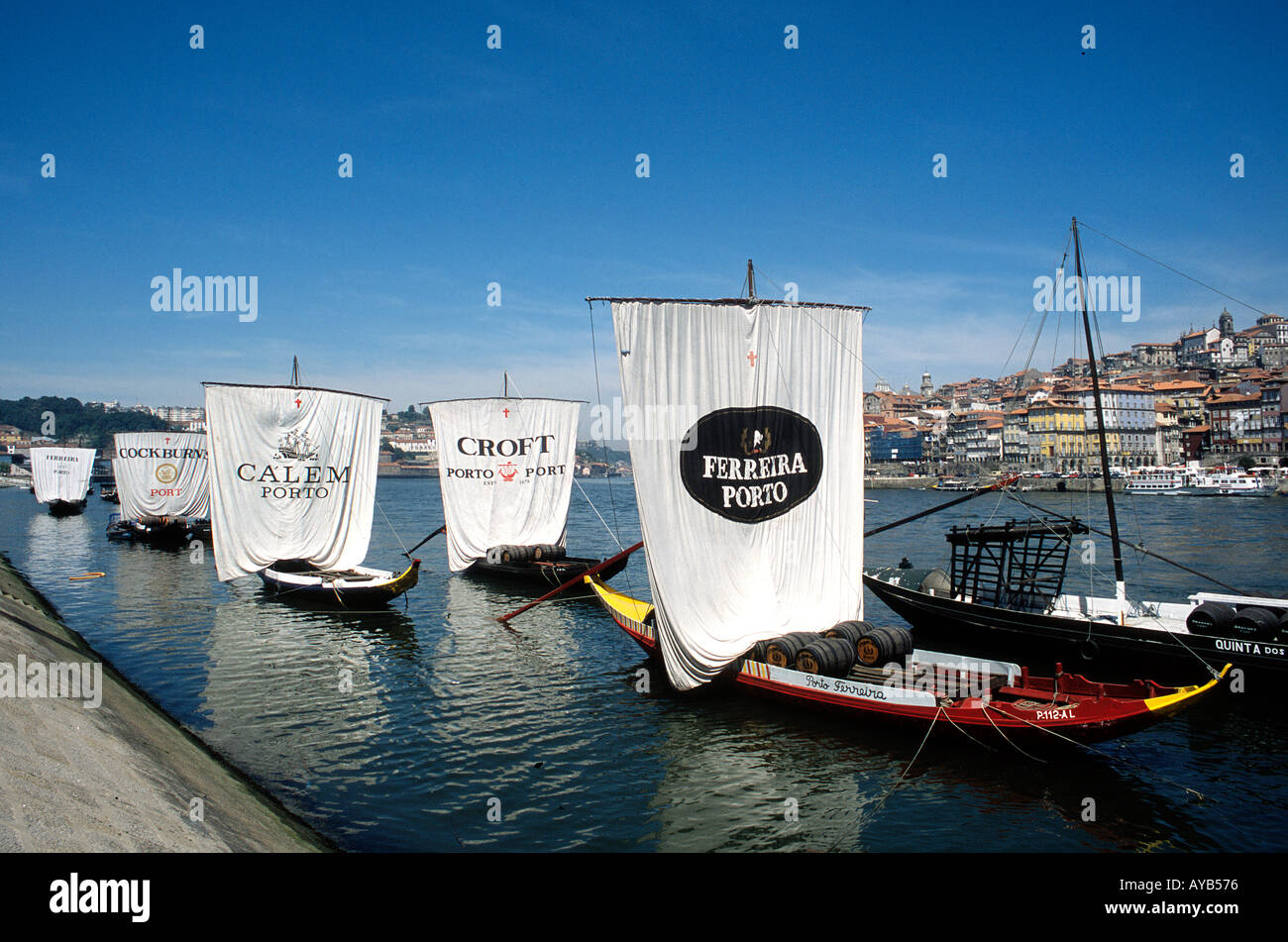 Hafen Kähne am Fluss Duomo in Porto Portugal Stockfoto