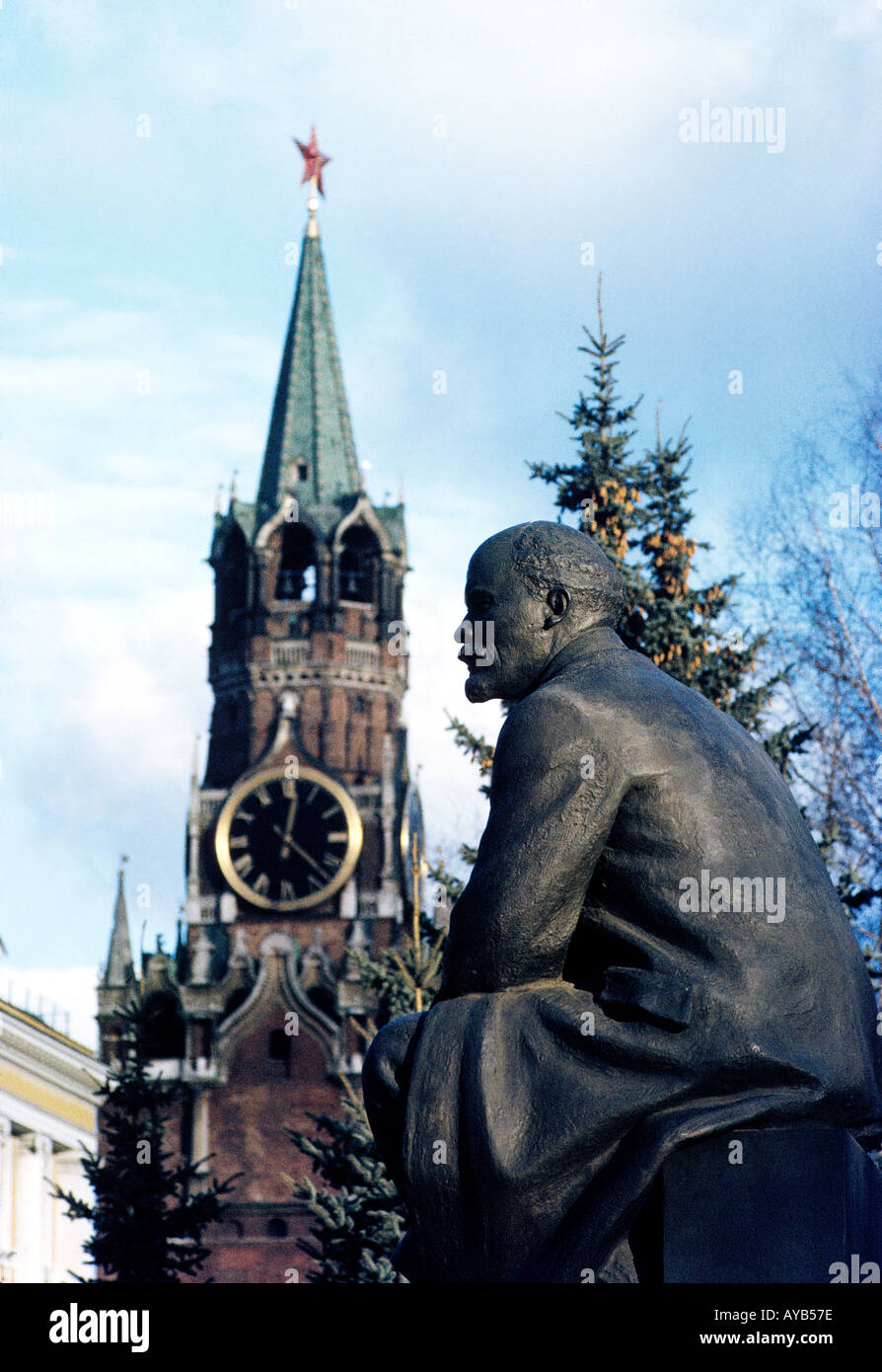 Statue von Lenin und der Spasky Turm hinter Moskau Russland Stockfoto