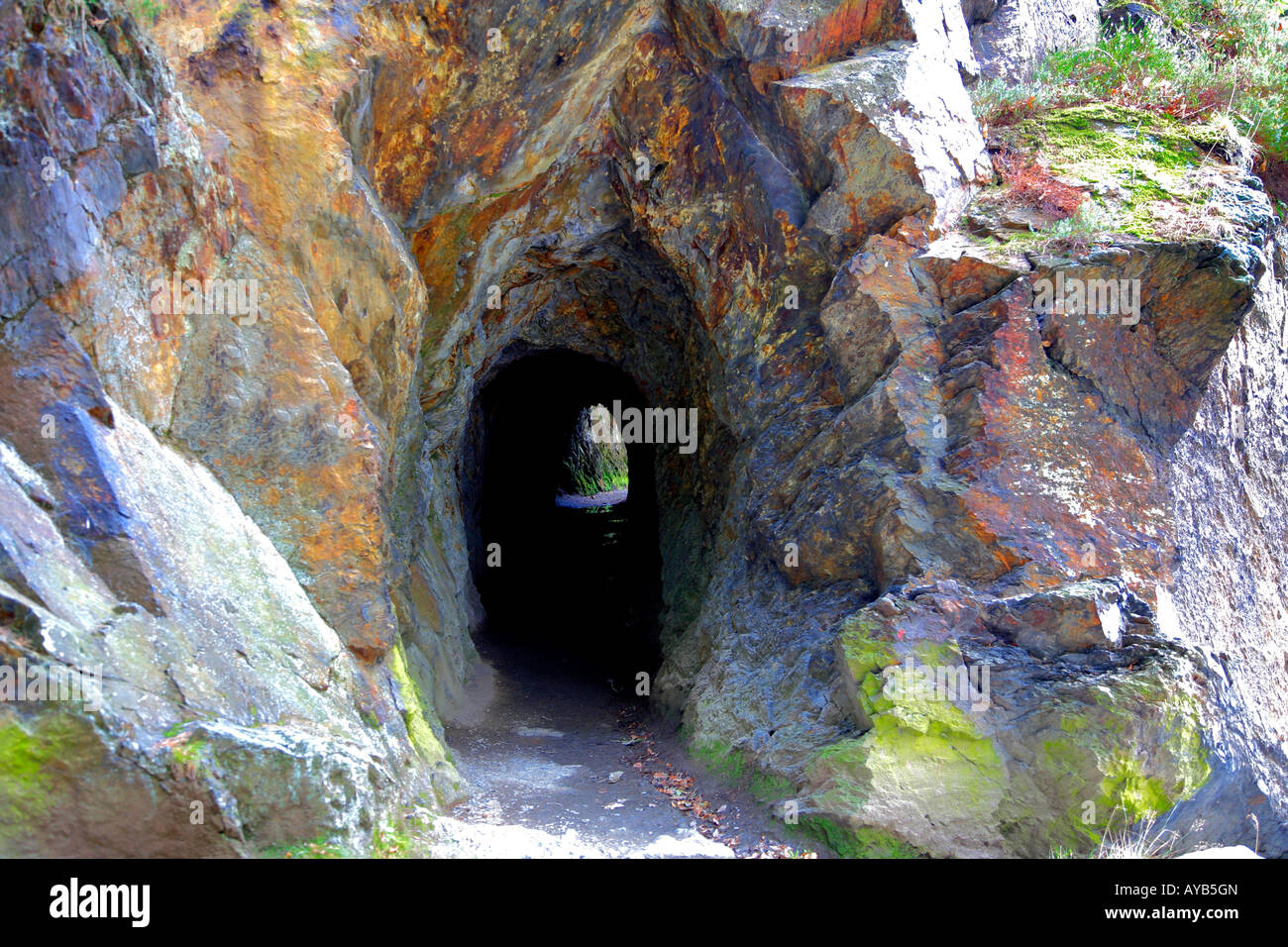 Tunnel für Wanderer auf dem Fußweg rund um Buttermere Lake District Cumbria England Großbritannien UK Stockfoto