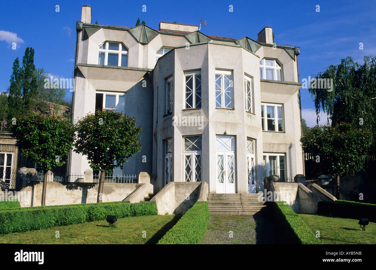 Villa Kovarovic 3 49 Libusina St E6 äußere des kubistischen Stilgebäude und kubistischen Stil Garten nr Vysehrad gebaut von tschechischen Architekten Josef Chochol ca. 1912-13 Stockfoto